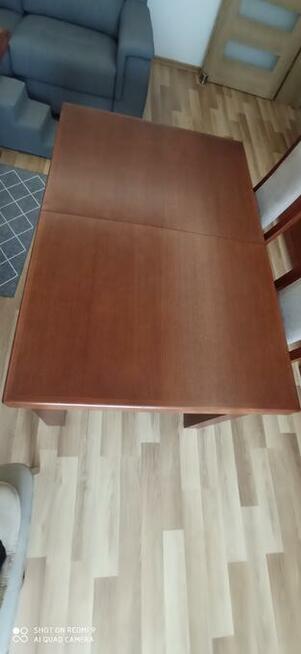 Sprzedam stół z czterema krzesłami.