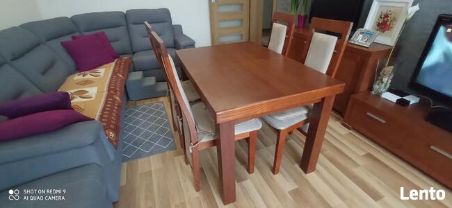 Sprzedam stół z czterema krzesłami.