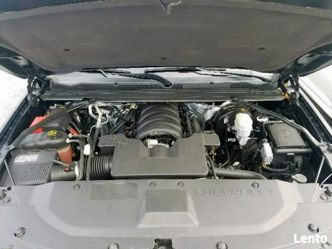 Chevrolet Suburban 2015, 5.3L, 4x4, porysowany lakier