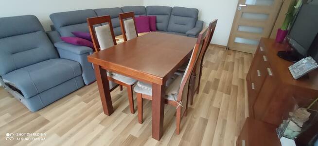 Sprzedam stół z czterema krzesłami.