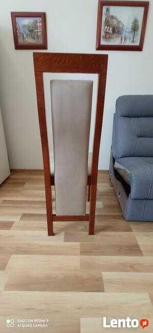 Sprzedam stół z czterema krzesłami.