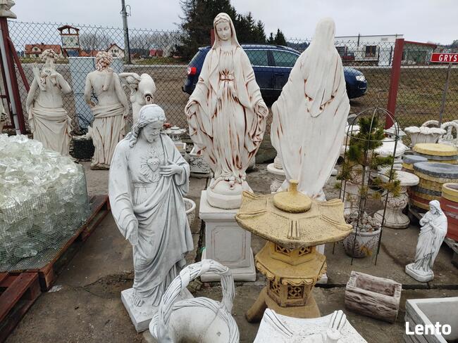 Figura Matki Boskiej z białego betonu