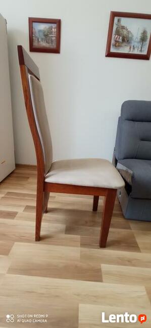 Sprzedam stół z czterema krzesłami.