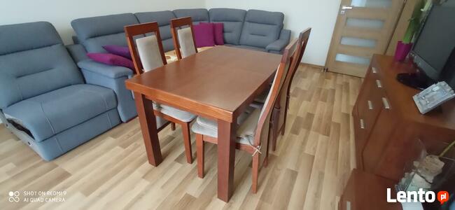 Sprzedam stół z czterema krzesłami.