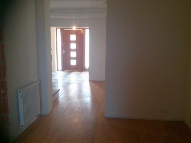 Atrakcyjny, nowoczesny dom wolnostojący położony w Błoniu