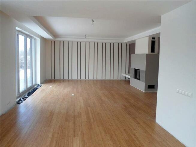 Atrakcyjny, nowoczesny dom wolnostojący położony w Błoniu