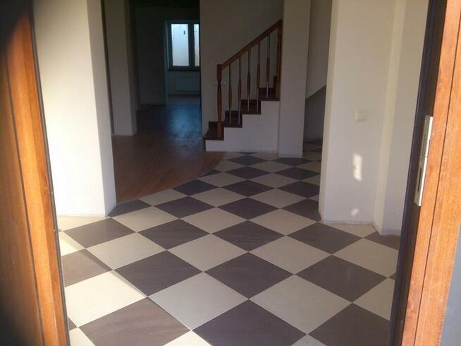 Atrakcyjny, nowoczesny dom wolnostojący położony w Błoniu