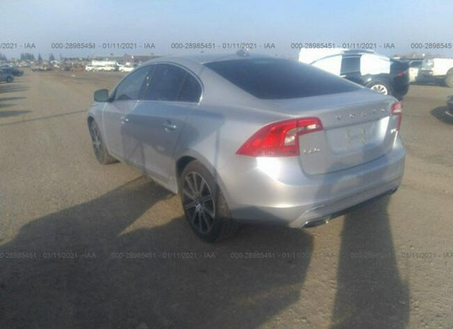 Volvo S60 2016, 2.0L, lekko uszkodzony przód