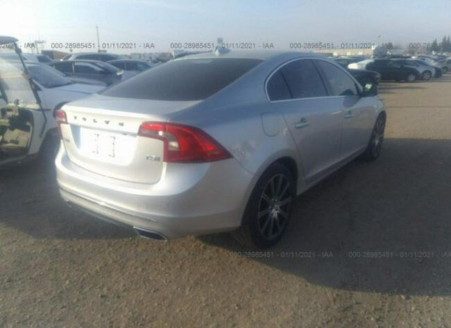 Volvo S60 2016, 2.0L, lekko uszkodzony przód