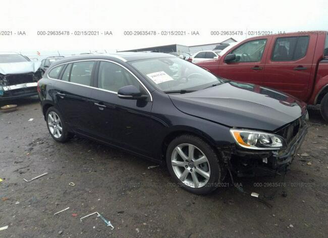 Volvo V60 2016, 2.0L, uszkodzony przód