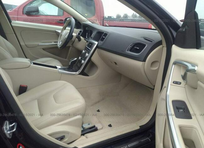 Volvo V60 2016, 2.0L, uszkodzony przód