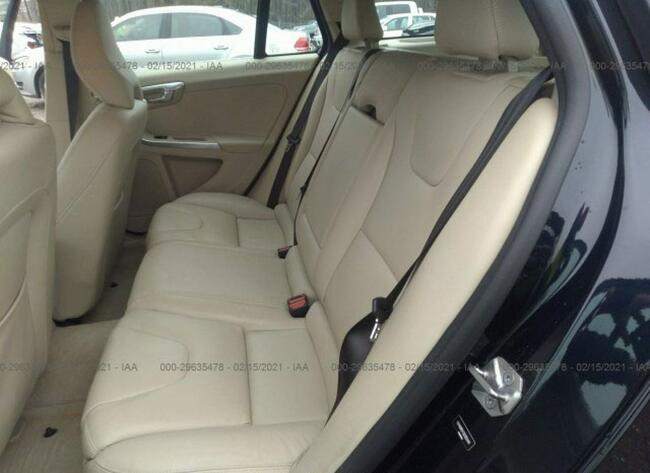 Volvo V60 2016, 2.0L, uszkodzony przód