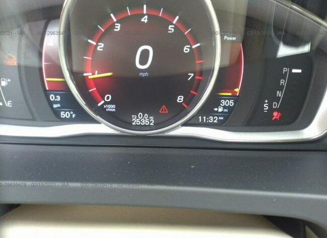 Volvo V60 2016, 2.0L, uszkodzony przód