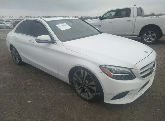 Mercedes C 300 2019, 2.0L, porysowany lakier