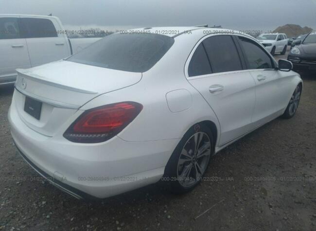 Mercedes C 300 2019, 2.0L, porysowany lakier