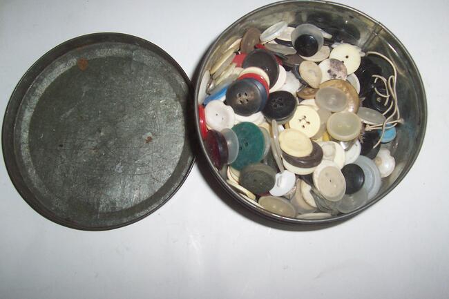 Stare guziki w metalowej puszce z okresu PRL-u