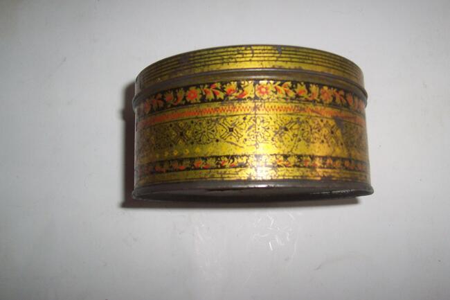 Stare guziki w metalowej puszce z okresu PRL-u