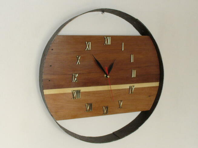Drewniany zegar ścienny z odkrytą tarczą
