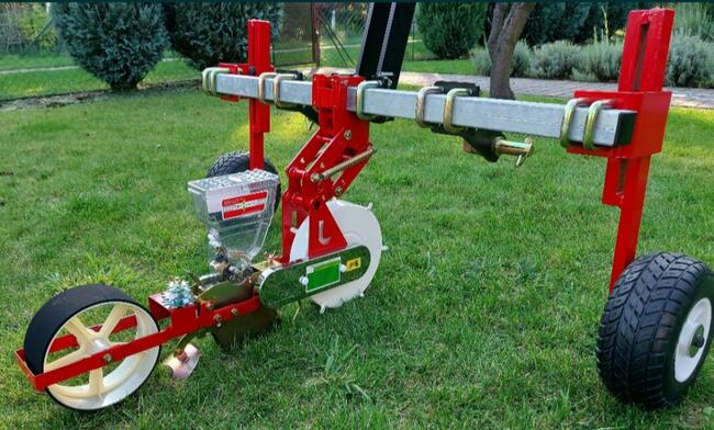 Mechaniczny siewnik punktowy do warzyw rolkowy Jang nie pneu