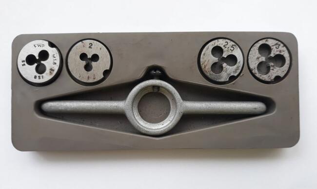 Zestaw narzynek z czasów PRL