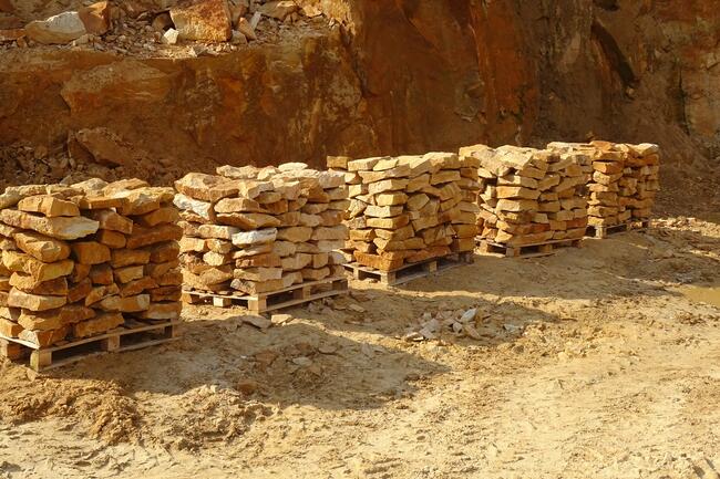 płaski naturalny żółty kamień ogrodowy