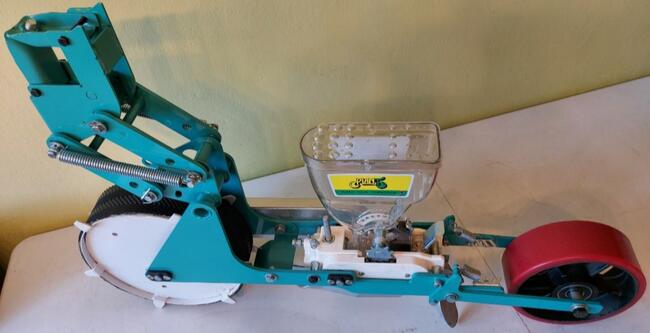 Siewnik do warzyw ogórka marchwi buraków cebuli nie pneumaty