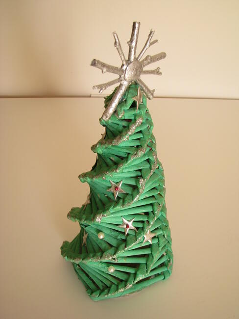 Mała zielona choinka ze srebrnymi dodatkami 26 cm świąteczny