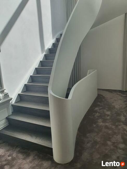 Schody gięte, rzeźbione, balustrady rzeźbione.