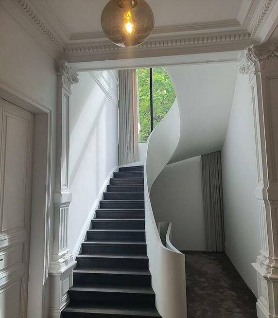 Schody gięte, rzeźbione, balustrady rzeźbione.