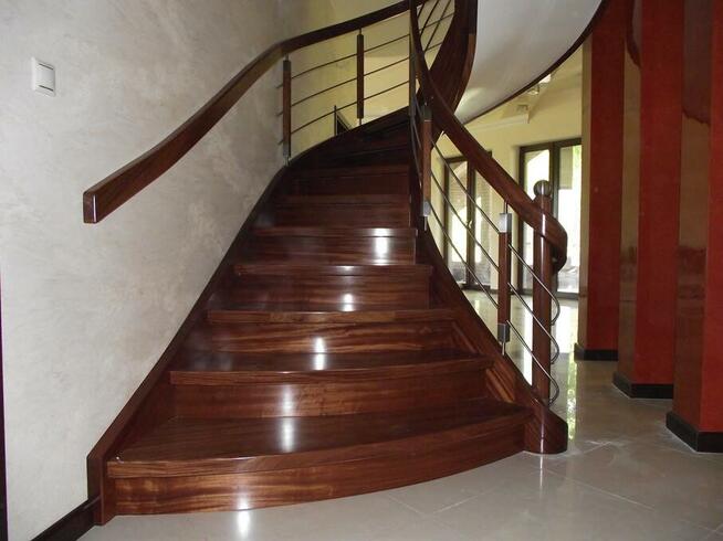 Schody gięte, rzeźbione, balustrady rzeźbione.