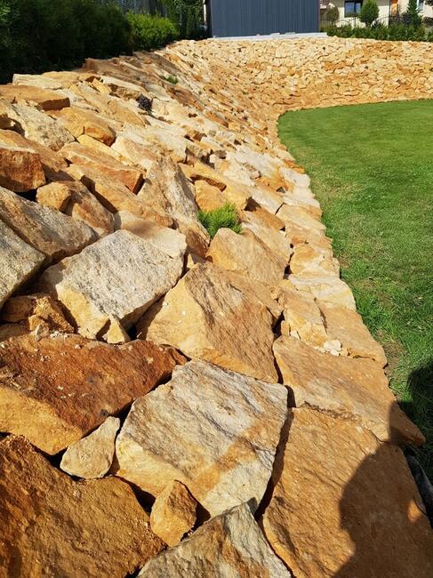 Płaski kamień naturalny ogrodowy