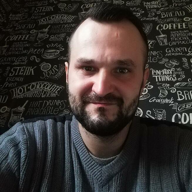 Monter paneli podłogowych szuka pracy.