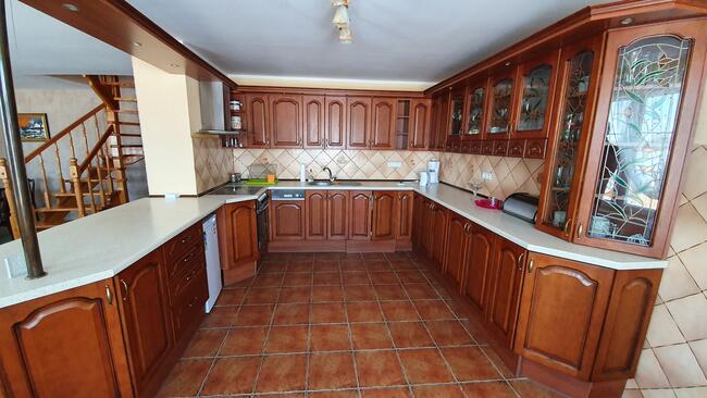 Dom na Mazurach z linią brzegową i pomostem