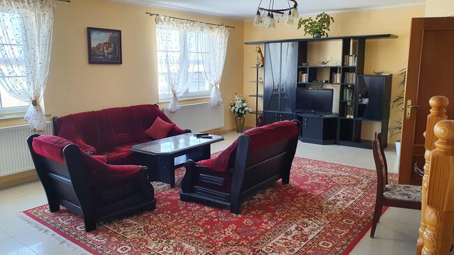 Dom na Mazurach z linią brzegową i pomostem