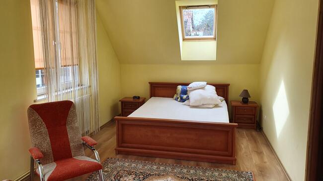 Dom na Mazurach z linią brzegową i pomostem