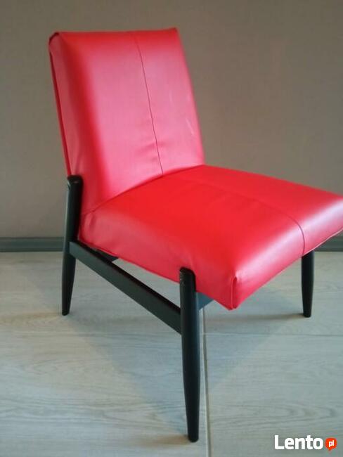 Designerskie krzesło z PRL w nowoczesnym wydaniu . Czerwono