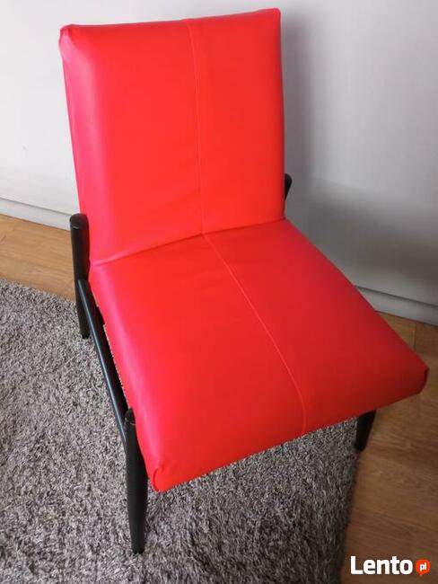 Designerskie krzesło z PRL w nowoczesnym wydaniu . Czerwono