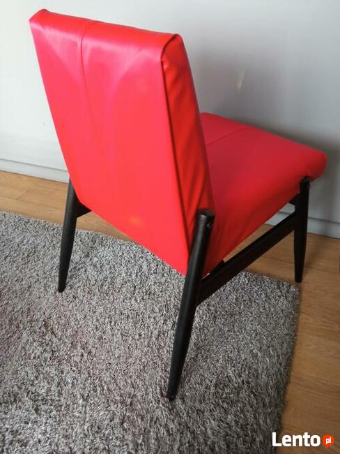 Designerskie krzesło z PRL w nowoczesnym wydaniu . Czerwono