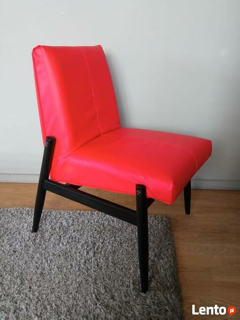 Designerskie krzesło z PRL w nowoczesnym wydaniu . Czerwono