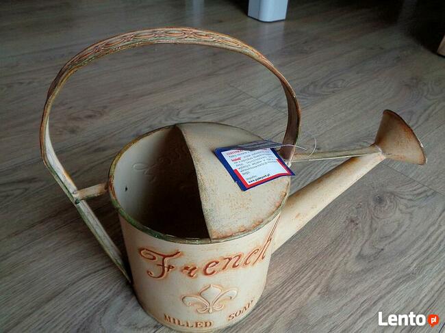 Konewka metalowa - ozdobna w kolorze ecru