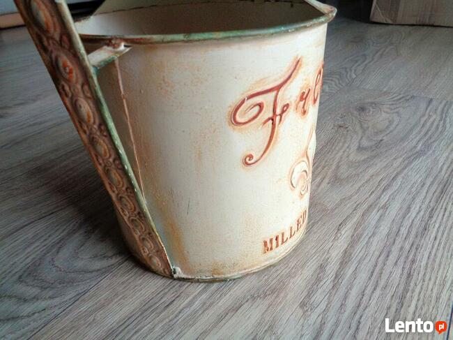 Konewka metalowa - ozdobna w kolorze ecru