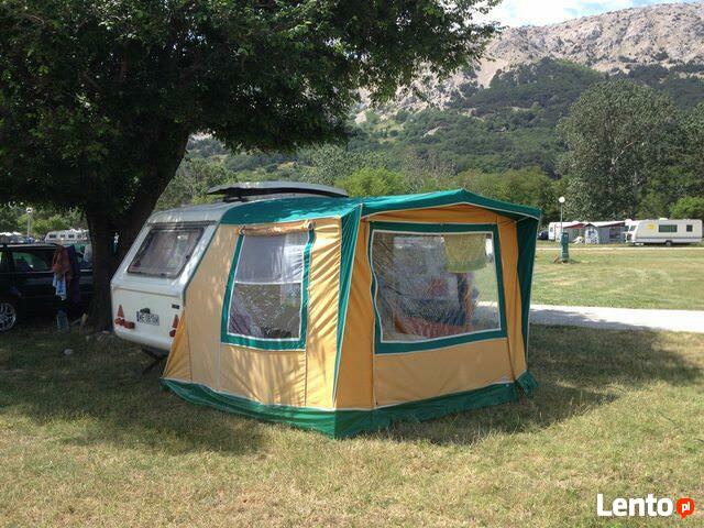 Skup namiotów turystycznych przedsionków, pawilonów, łódki.