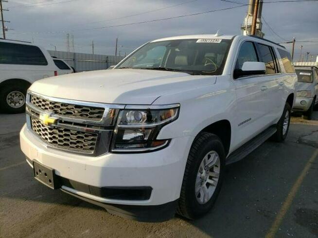 Chevrolet Suburban 2017, 5.3L, porysowany lakier