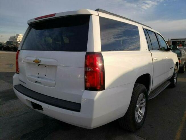 Chevrolet Suburban 2017, 5.3L, porysowany lakier