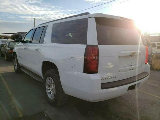 Chevrolet Suburban 2017, 5.3L, porysowany lakier