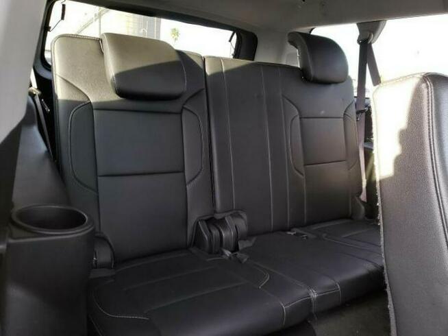 Chevrolet Suburban 2017, 5.3L, porysowany lakier