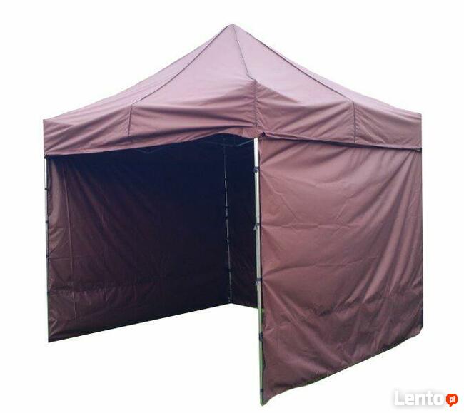 Skup namiotów turystycznych przedsionków, pawilonów, łódki.