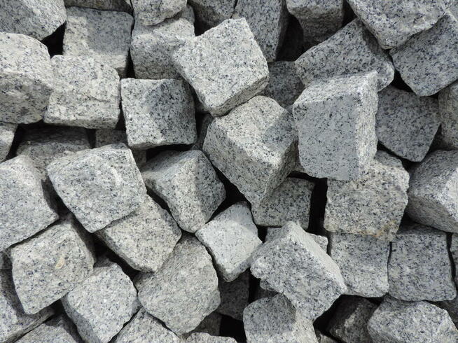 Kamień czerwony Kostka granitowa czerwona Vanga Szary granit