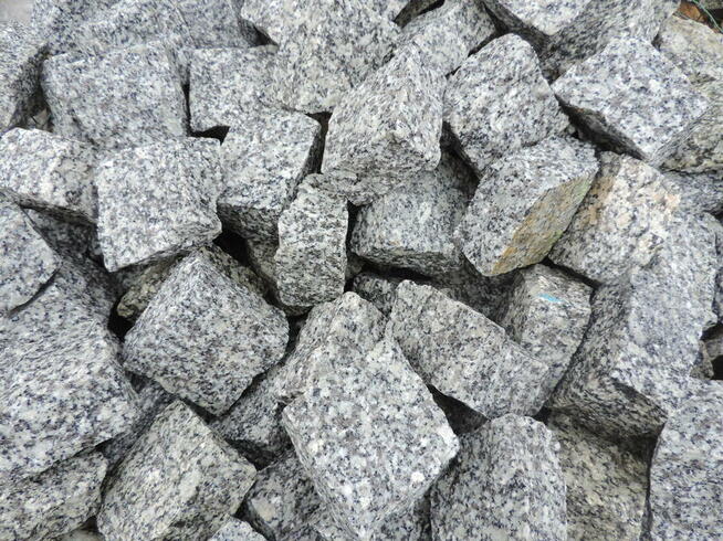 Kamień czerwony Kostka granitowa czerwona Vanga Szary granit