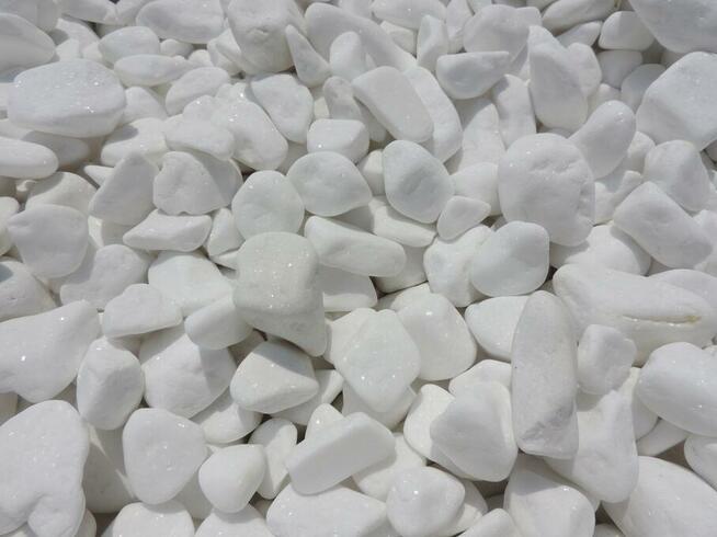 Grys Biały Thasos śnieżnobiały kamień z błyszczącymi Thassos